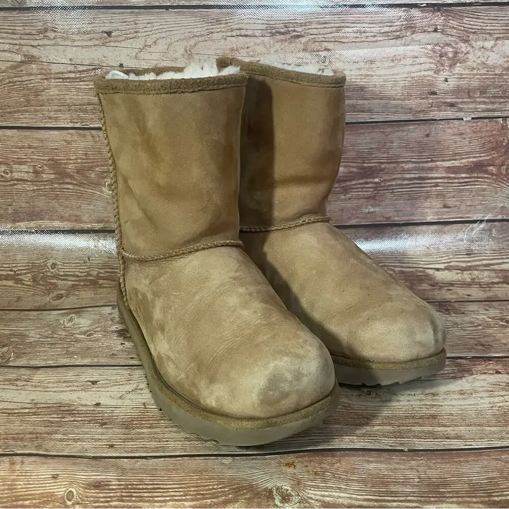 UGG Girls Classic Short II Pull On Winter Boots, Size 5 M Big Kid